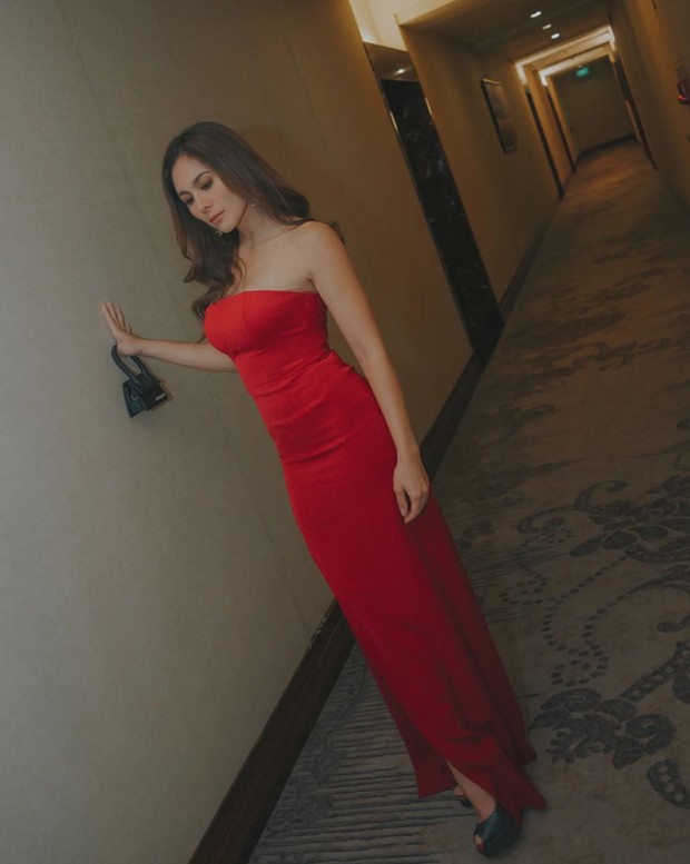 Wulan Guritno dengan gaun merah/Sumber: IG @wulanguritno Wulan Guritno dengan gaun merah/Sumber: IG @wulanguritno