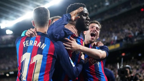 BARCELONA, SPAIN - MARCH 19: Franck Kessie of FC Barcelona celebrates after scoring the teams second goal  during the LaLiga Santander match between FC Barcelona and Real Madrid CF at Spotify Camp Nou on March 19, 2023 in Barcelona, Spain. (Photo by Alex Caparros/Getty Images)