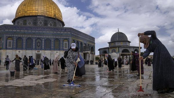 Aksi Bersih-bersih Kompleks Masjid Al Aqsa Sambut Ramadan