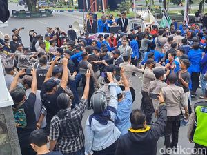 Ricuh Ratusan Mahasiswa Geruduk Rumdin Bupati Jombang