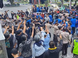 Ricuh Ratusan Mahasiswa Geruduk Rumdin Bupati Jombang
