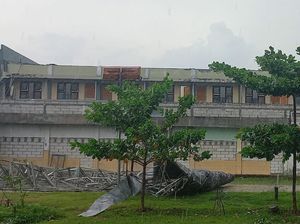 Atap Sekolah di Gresik Ambruk Setelah Diterjang Angin Kencang Atap Sekolah di Gresik Ambruk Setelah Diterjang Angin Kencang
