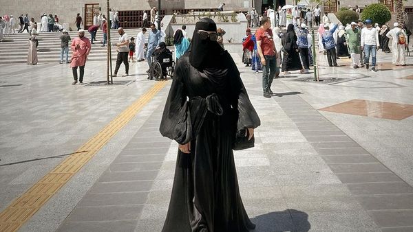Foto: Gaya Aurel Hermansyah Pakai Cadar Saat Umrah, Dipuji dan Dikritik