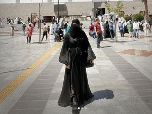 Foto: Gaya Aurel Hermansyah Pakai Cadar Saat Umrah, Dipuji dan Dikritik