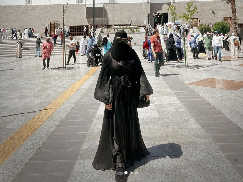 Foto: Gaya Aurel Hermansyah Pakai Cadar Saat Umrah, Dipuji dan Dikritik Foto: Gaya Aurel Hermansyah Pakai Cadar Saat Umrah, Dipuji dan Dikritik