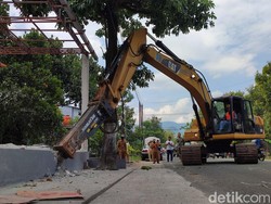 Halangi Saluran Air, 17 Bangunan Liar di Ponorogo Dibongkar