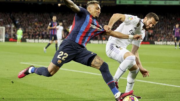 Soccer Football - LaLiga - FC Barcelona v Real Madrid - Camp Nou, Barcelona, Spain - March 19, 2023Real Madrid's Nacho in action with FC Barcelona's Raphinha REUTERS/Nacho Doce