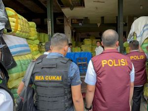 Bareskrim Polri Gerebek Gudang Impor Pakaian Bekas di Pasar Senen-Bekasi!