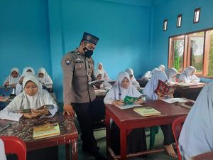 Kisah Briptu Julham Ngajar Bahasa Arab hingga Bantu Eks Napi Hijrah Kisah Briptu Julham Ngajar Bahasa Arab hingga Bantu Eks Napi Hijrah