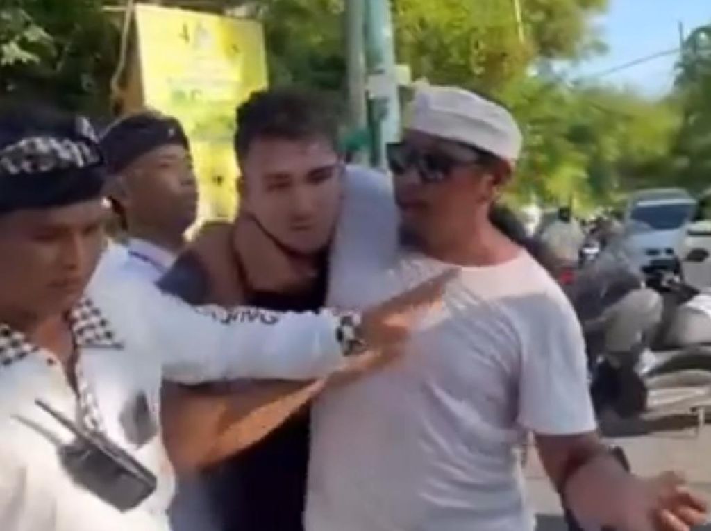 Terpopuler: Bule Ngamuk dan Nantang Pecalang di Bali Dimaafkan Terpopuler: Bule Ngamuk dan Nantang Pecalang di Bali Dimaafkan