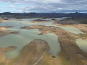 Kondisi Danau Montbel di Prancis yang Kini Memprihatinkan Kondisi Danau Montbel di Prancis yang Kini Memprihatinkan