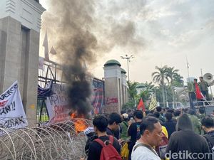 Aksi Bakar Ban Warnai Demo Mahasiswa di Depan DPR, Asap Hitam Membubung