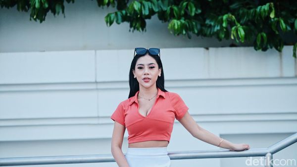 5 Potret Ela Lala yang Makin Dikenal Usai Jadi Model Dewasa