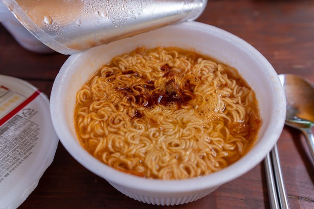 Mie instan contoh makanan olahan/