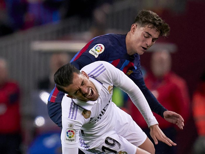 BARCELONA, SPAIN - MARCH 19: Pablo Paez Gavi  of FC Barcelona competes for the ball with Dani Ceballos of Real Madrid CF during the LaLiga Santander match between FC Barcelona and Real Madrid CF at Spotify Camp Nou on March 19, 2023 in Barcelona, Spain. (Photo by Pedro Salado/Quality Sport Images/Getty Images)