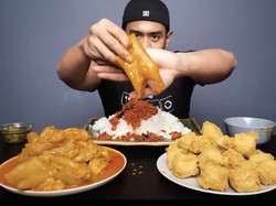 Gokil! Tanboy Kun Mukbang 1 Kg Gulai Tunjang Plus Nasi Satu Rice Cooker
