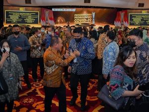 Gubsu Edy Beri 2 Jempol ke Bobby Nasution di Acara PPKM Award 2023 Gubsu Edy Beri 2 Jempol ke Bobby Nasution di Acara PPKM Award 2023