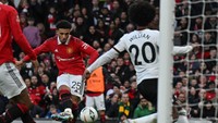 Dengan kiper sudah terkecoh sehingga tak lagi menjaga sarangnya, Sancho tinggal berhadapan dengan Willian yang berlari ke sudut gawang. Foto: AFP via Getty Images/PAUL ELLIS