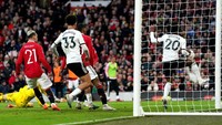Dan bola hasil tembakan Sancho kena halau Willian... Foto: PA Images via Getty Images/Martin Rickett - PA Images