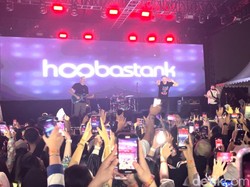 Serunya Konser Hoobastank di Medan
