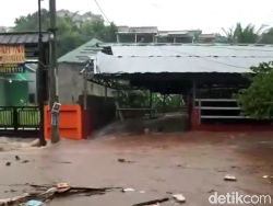 Jalan Depan Mal Rongsong-Rawageni Depok Sempat Terendam Banjir Sore Tadi