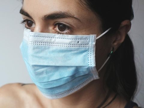 Ilustrasi memakai masker/Foto:Pixabay/coyot