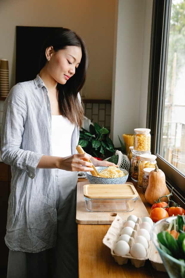 Ilustrasi menyicipi makanan saat berpuasa/Foto: Pexels/Sarah Chai