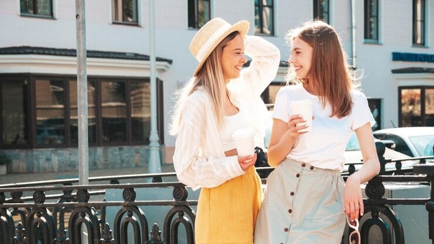 Ilustrasi/Foto: Freepik.com/halayalex Hubungan platonis vs hubungan romantis