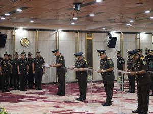 Jaksa Agung Lantik Kajati Jabar Pengganti Asep Mulyana Jaksa Agung Lantik Kajati Jabar Pengganti Asep Mulyana