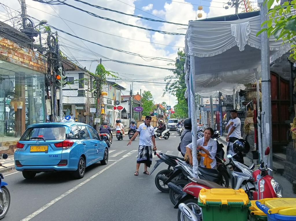 Perhatian! Jalan Raya Seminyak Hari Ini Ditutup Pukul 13.00 - 00.00 Wita Perhatian! Jalan Raya Seminyak Hari Ini Ditutup Pukul 13.00 - 00.00 Wita