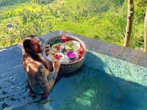 7 Momen Drummer Slipknot Honeymoon di Bali, Nikmati Alam-Floating Breakfast 7 Momen Drummer Slipknot Honeymoon di Bali, Nikmati Alam-Floating Breakfast