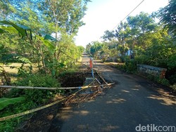 Diguyur Hujan Deras, Jembatan di Blitar Ambrol Separuh