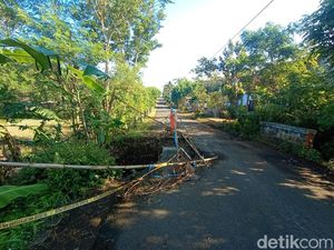Diguyur Hujan Deras, Jembatan di Blitar Ambrol Separuh Diguyur Hujan Deras, Jembatan di Blitar Ambrol Separuh