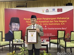 Jimly Asshiddiqie Raih Anugerah Mahakarya Penulis Buku Konstitusi dari Muri