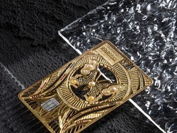 Begini Jadinya Kalau Kartu Kredit dan Debit Pakai Logam Mulia