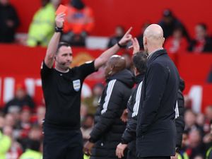 3 Kartu Merah dalam 40 detik, Bencana Fulham Saat Hadapi MU