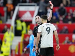 Mitrovic Dorong Wasit Kena Kartu Merah, Bruno Fernandes kok Nggak?
