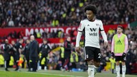Willian pada prosesnya juga kena kartu merah akibat dinilai sengaja menghalau bola dengan tangan. Foto: AP/Jon Super
