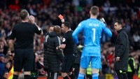 Manajer Fulham Marco Silva menjadi yang pertama kena kartu merah. Foto: REUTERS/CARL RECINE