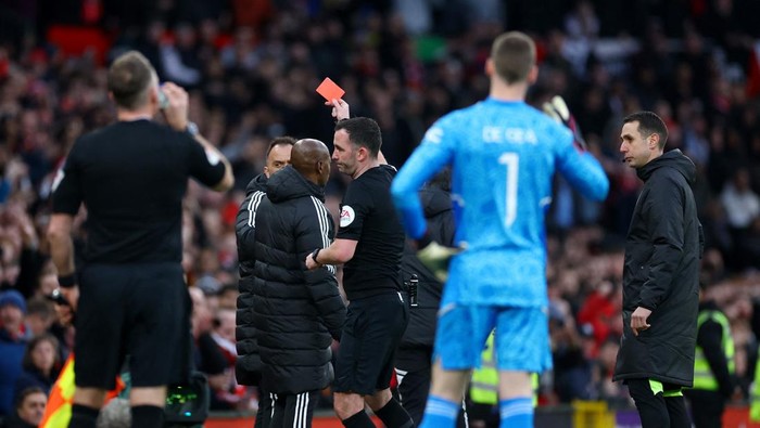 Kartu Merah Fulham Soccer Football - FA Cup - Quarter-Final - Manchester United v Fulham - Old Trafford, Manchester, Britain - March 19, 2023 Fulham manager Marco Silva is shown a red card by referee Chris Kavanagh REUTERS/Carl Recine