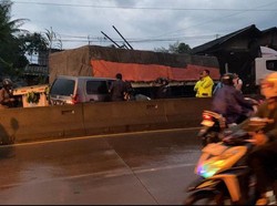 Tak Kuat Nanjak di Depan Cimory Semarang, Truk Jalan Mundur Kena Motor-Mobil