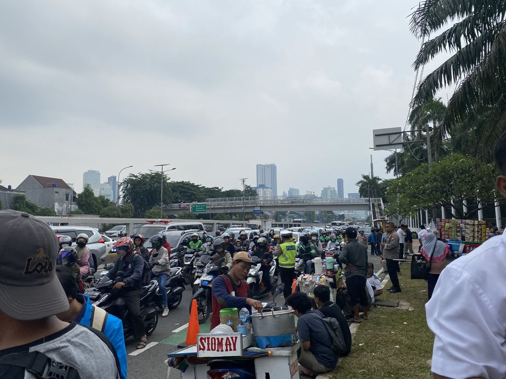 Kemacetan di Jalan Gatot Subroto depan DPR akibat ada demonstrasi pada Senin (20/3/2023)-(Devi/detikcom)