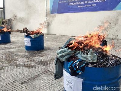 824 Bal Pakaian Bekas Ilegal Senilai Rp 10 Miliar Dimusnahkan di Sidoarjo