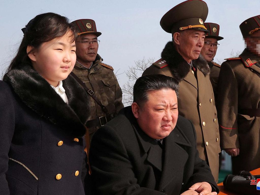 Kim Jong Un Ajak Putrinya Pantau Latihan Perang Korut
