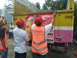 Sopir Truk Pendukung Ganjar Beri Bantuan Rompi-Sepatu Safety di Garut