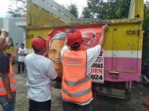 Sopir Truk Pendukung Ganjar Beri Bantuan Rompi-Sepatu Safety di Garut Sopir Truk Pendukung Ganjar Beri Bantuan Rompi-Sepatu Safety di Garut