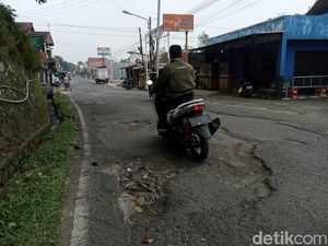 Jalan Provinsi Penghubung Subang-Purwakarta Rusak Parah