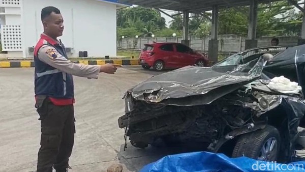 Kondisi sedan maut yang menewaskan Syabda Perkasa dievakuasi ke exit Tol Pemalang, Senin (20/3/2023).