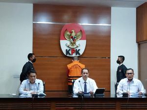 KPK Tahan Tersangka Kasus Rintangi Penyidikan Suap Eks Bupati Buru Selatan KPK Tahan Tersangka Kasus Rintangi Penyidikan Suap Eks Bupati Buru Selatan