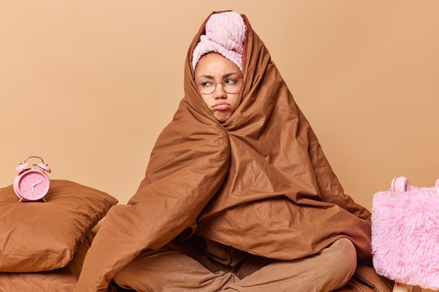 kurang tidur dapat mengurangi kadar energi dalam tubuh kita sehingga jadi cepat lelah saat berkegiatan di pagi hari